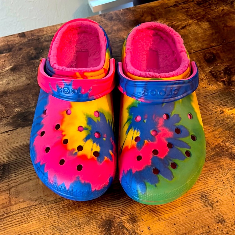 Crocs fur lined tie dye